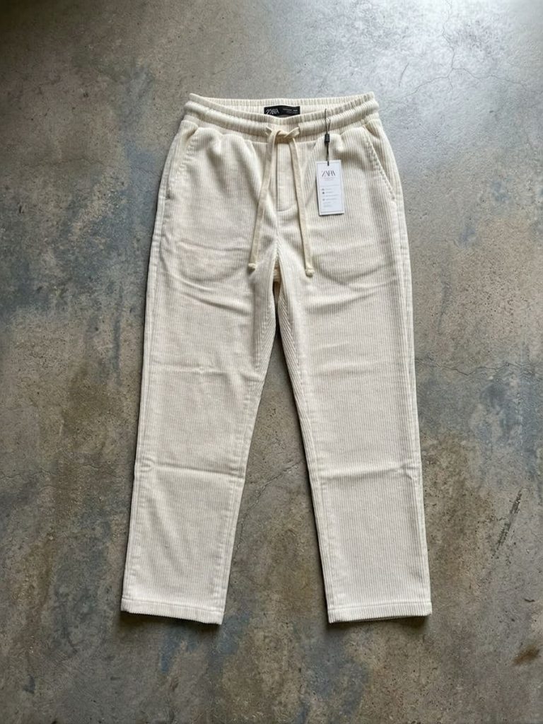 Pantalon en velours côtelé Zara coupe décontractée